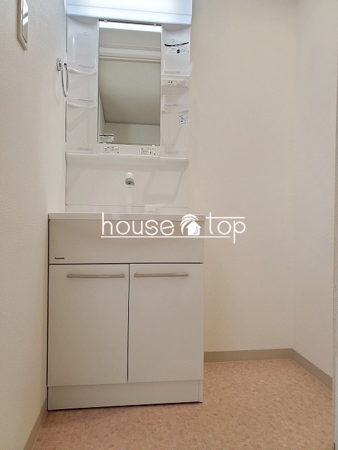 洗面設備　シャワー付洗面台完備