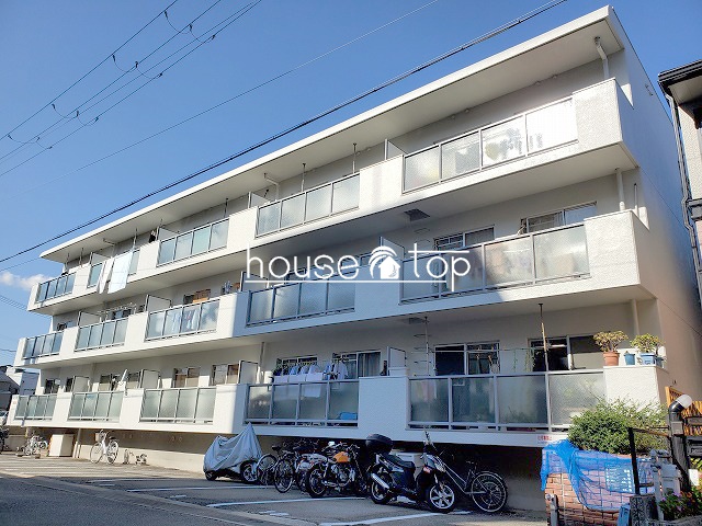 建物外観　近隣にはスーパーやコンビニ、ドラッグストアがあるので大変便利