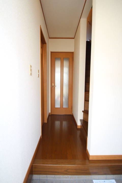 玄関　天井高シューズＢＯＸ完備です♪