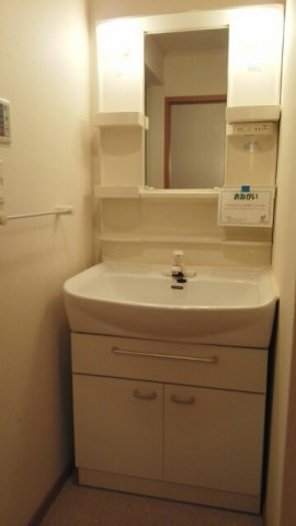 洗面設備　ゆったりとスペースのある洗面所