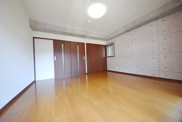 居室・リビング　打ちっぱなしの壁はデザイナーズです