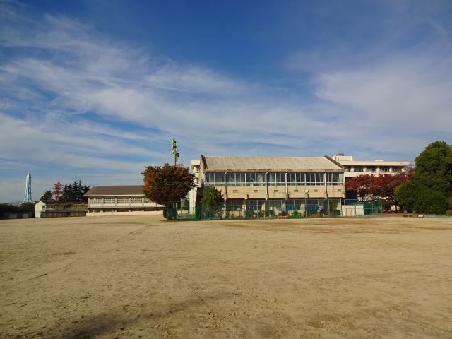 中学校　知多市立八幡中学校（中学校）まで914m