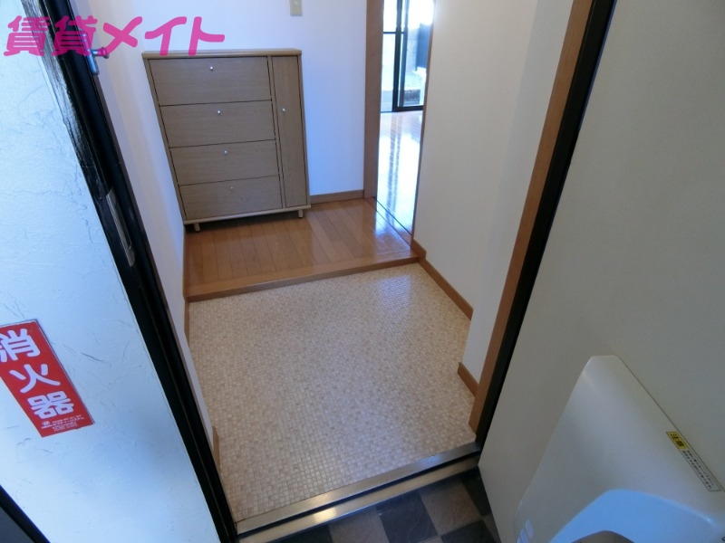 玄関　同物件別部屋写真