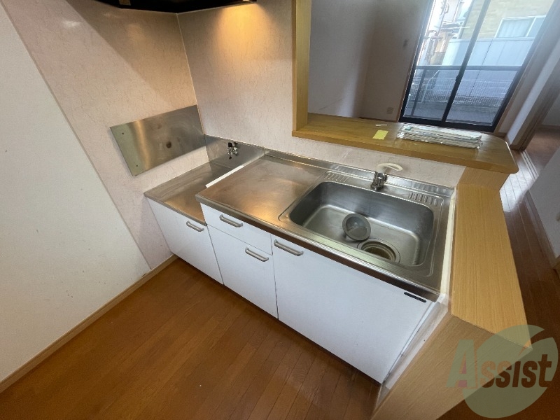 キッチン　２口ガスコンロも問題なく設置でき、収納もあります。