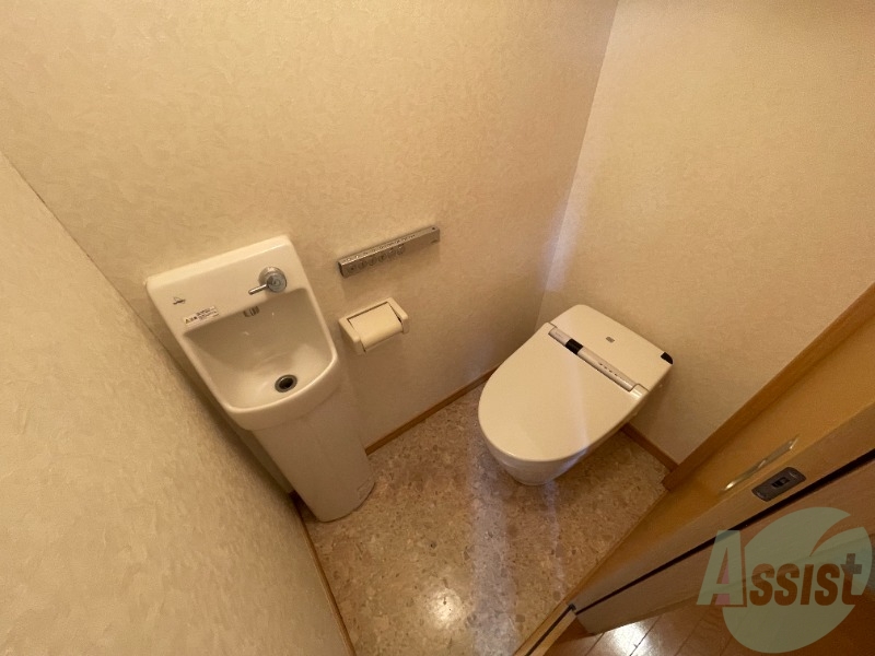 トイレ　温水洗浄便座付きのトイレは、使用しやすくうれしいですね。