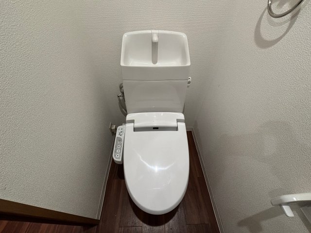 トイレ　落ち着いた色調のトイレです