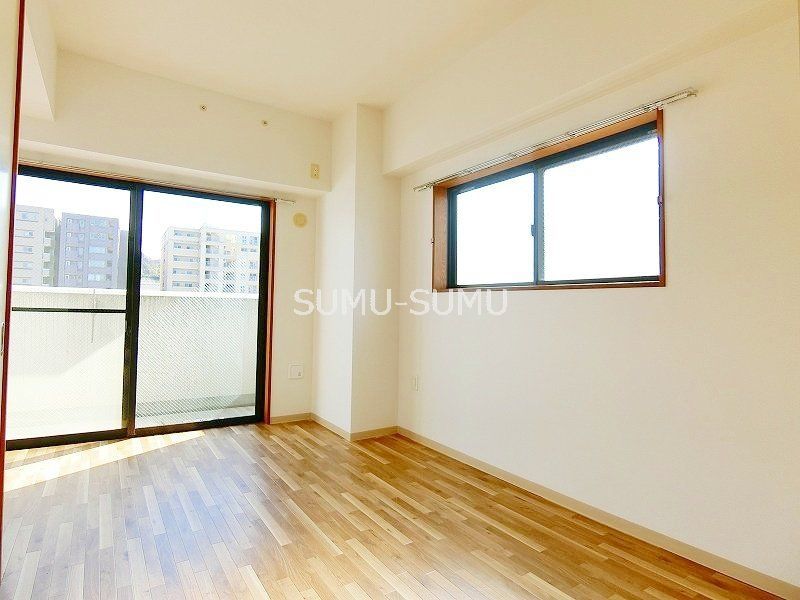 居室・リビング　南東向きの角部屋で陽当り・通風良好です♪
