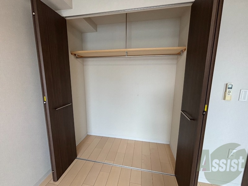 収納　こちらの収納にはハンガーをかけて服もしまえますね。