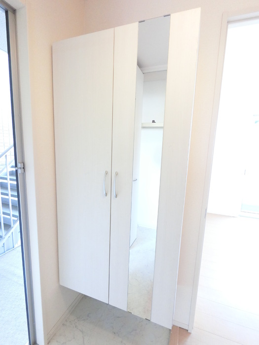 玄関　広めのＢoxは収納力ばっちり。トールタイプのミラーついてます