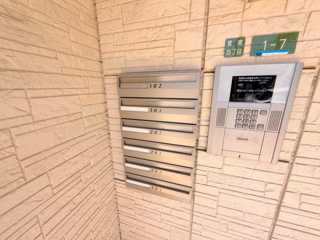 ロビー　ロビーにある各部屋毎のメールボックス。