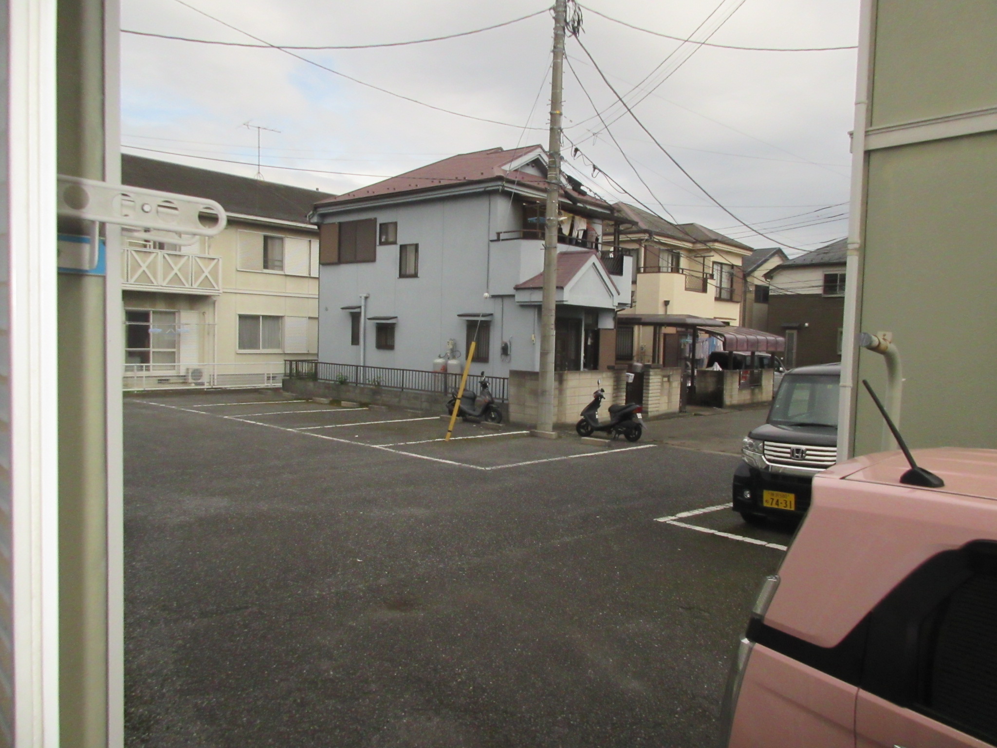 駐車場　半面タイプで写真はC１０２号室のもの