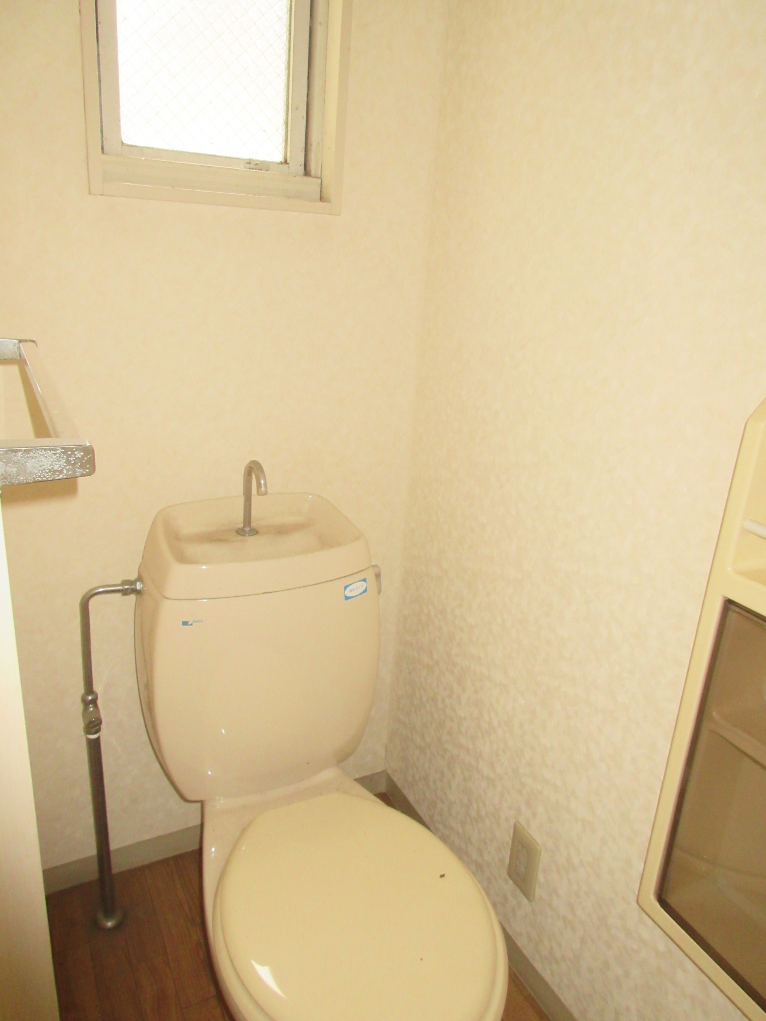 トイレ　トイレには窓があります　半面タイプで写真はC１０２号室のもの