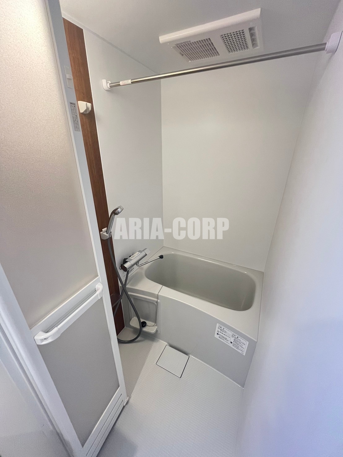バス・シャワールーム　浴室乾燥機付き。カラーパネル採用でお洒落なバスルームです。