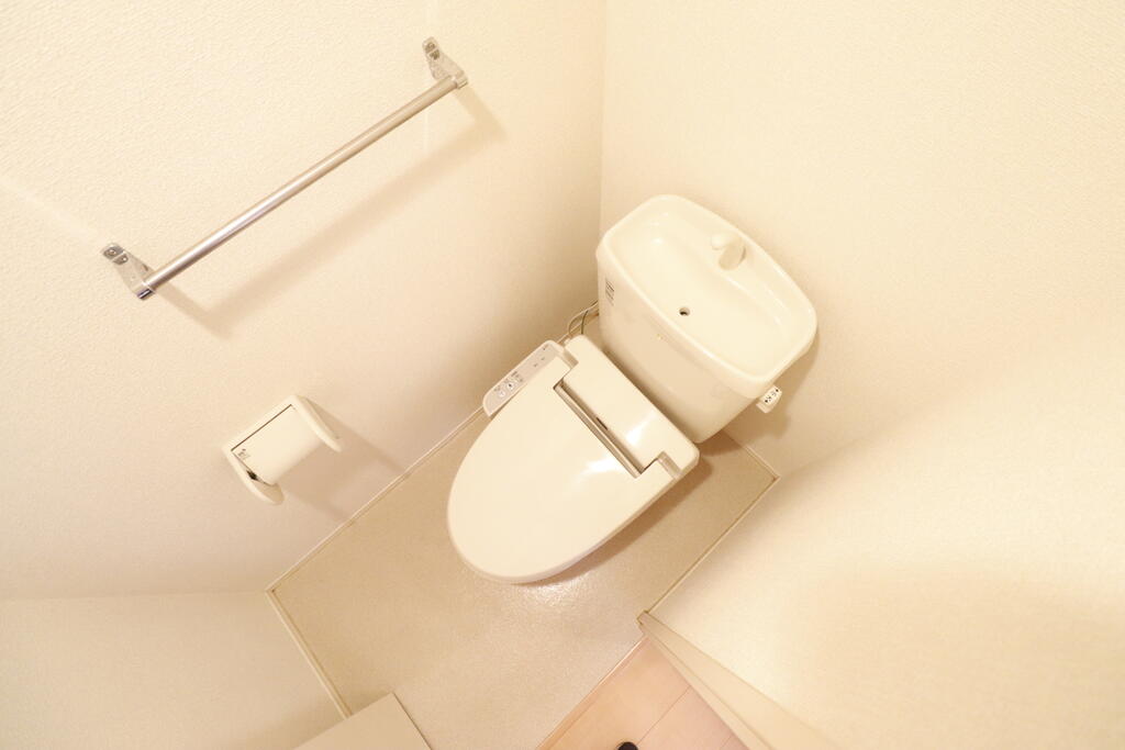 トイレ　温水洗浄暖房便座付きトイレです♪