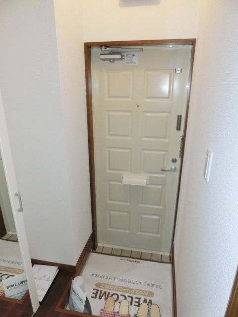 玄関　玄関にはシューズボックスあります。