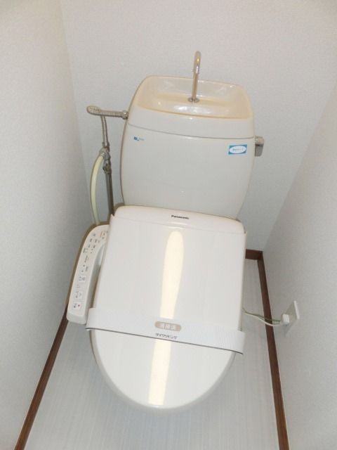 トイレ　温水洗浄便座付きのトイレ