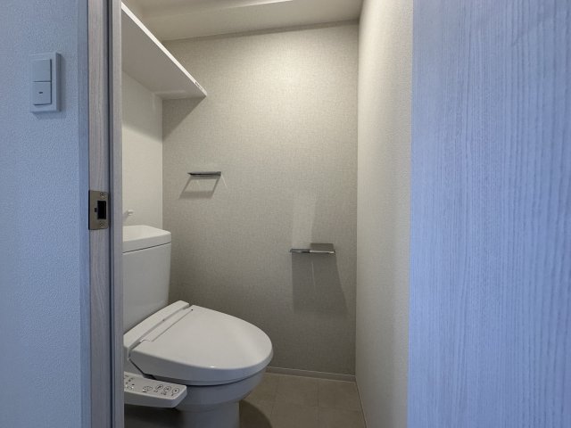 トイレ　401号室の室内写真を同型として掲載。現況優先。