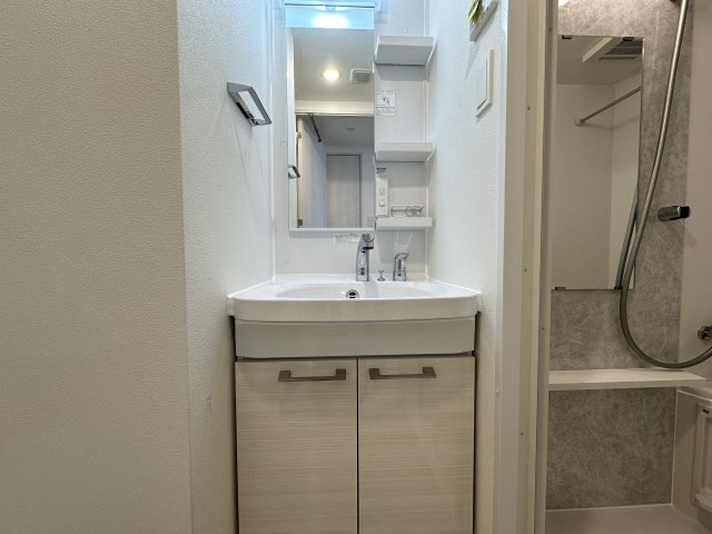 洗面設備　401号室の室内写真を同型として掲載。現況優先。
