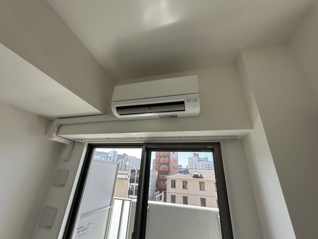 その他設備　エアコン 401号室の室内写真を同型として掲載。現況優先。