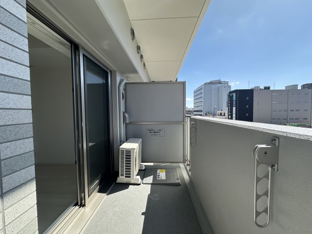 バルコニー　401号室の室内写真を同型として掲載。現況優先。