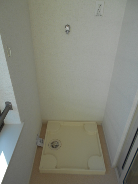 その他　屋内洗濯機置場完備（サンルーム内）
