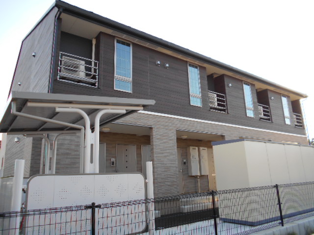 建物外観　建物玄関側（北面）を北東方向より撮影