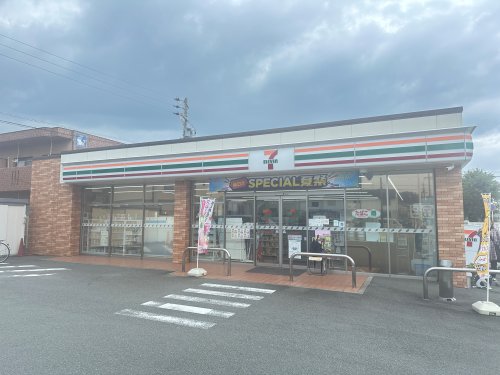 コンビニ　セブンイレブン 津市久居西鷹跡町店（コンビニ）まで123m