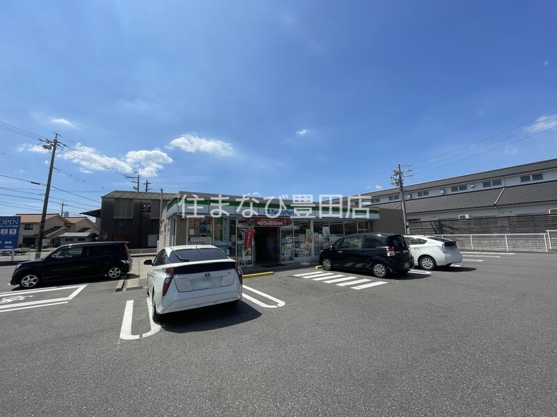 コンビニ　ファミリーマート高浜論地町店（コンビニ）まで703m