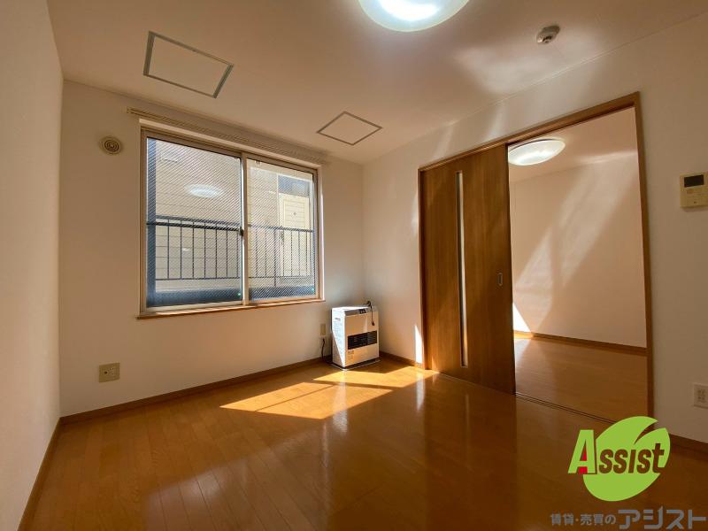 居室・リビング　木目のフローリングは落ち着きのある印象のお部屋になりますね。