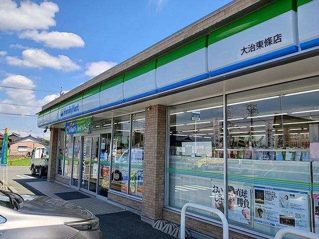 コンビニ　ファミリーマート（コンビニ）まで270m