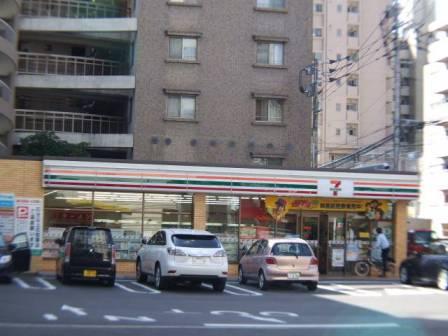 コンビニ　セブンイレブン博多薬院店（コンビニ）まで157m