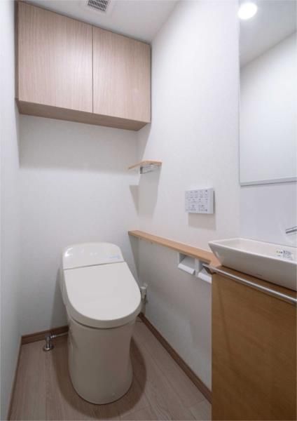 トイレ　落ち着いた色調のトイレです