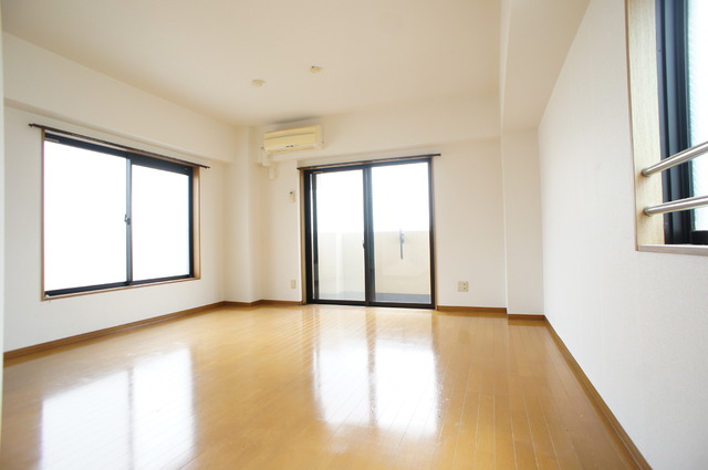 居室・リビング　採光面が多く、とても明るいお部屋です♪