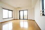 居室・リビング　採光面が多く、とても明るいお部屋です♪