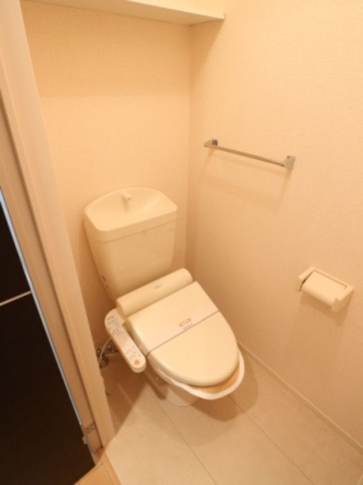 トイレ　落ち着いた色調のトイレです