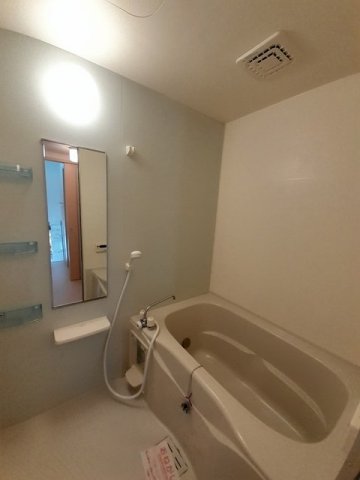 バス・シャワールーム　コンパクトで使いやすいお風呂です
