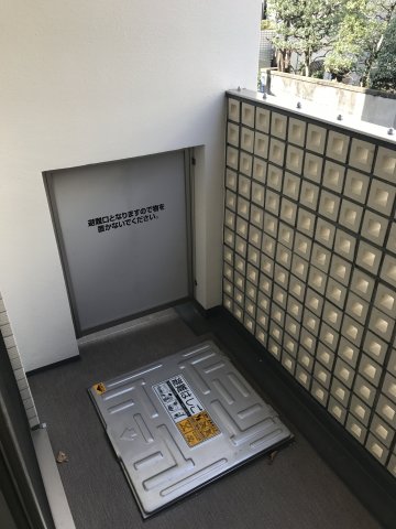バルコニー　暖かな日差しのふりそそぐバルコニー