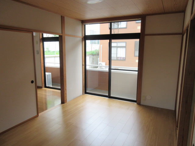 居室・リビング　南面ベランダに面した洋室