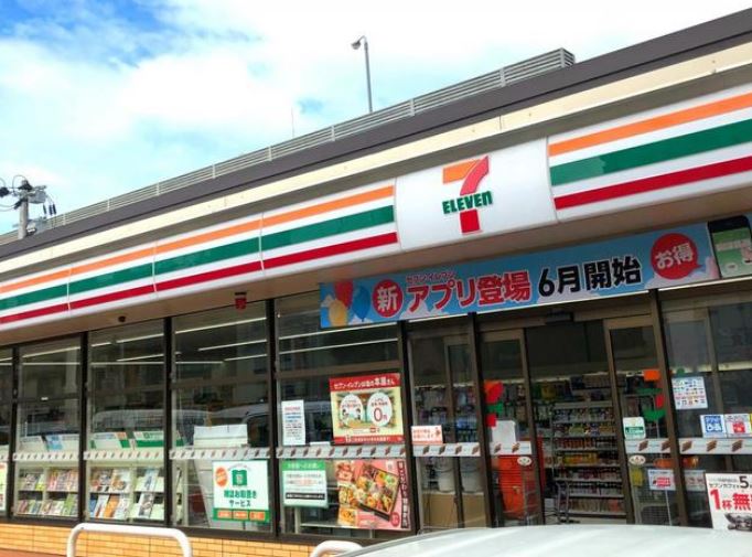 コンビニ　セブンイレブン（コンビニ）まで132m