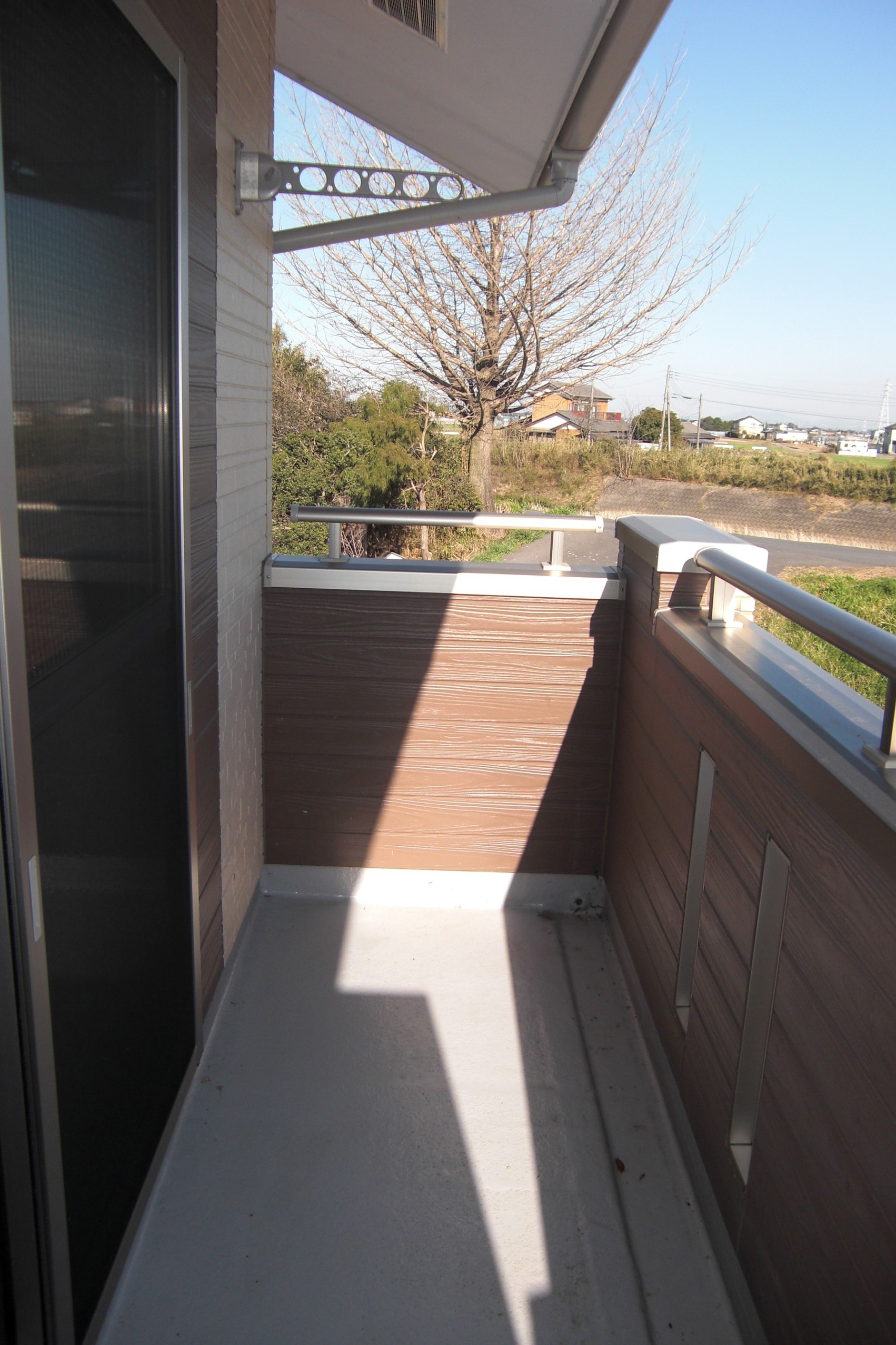 バルコニー　南向きバルコニーで陽当たり良好。長閑な景色です。