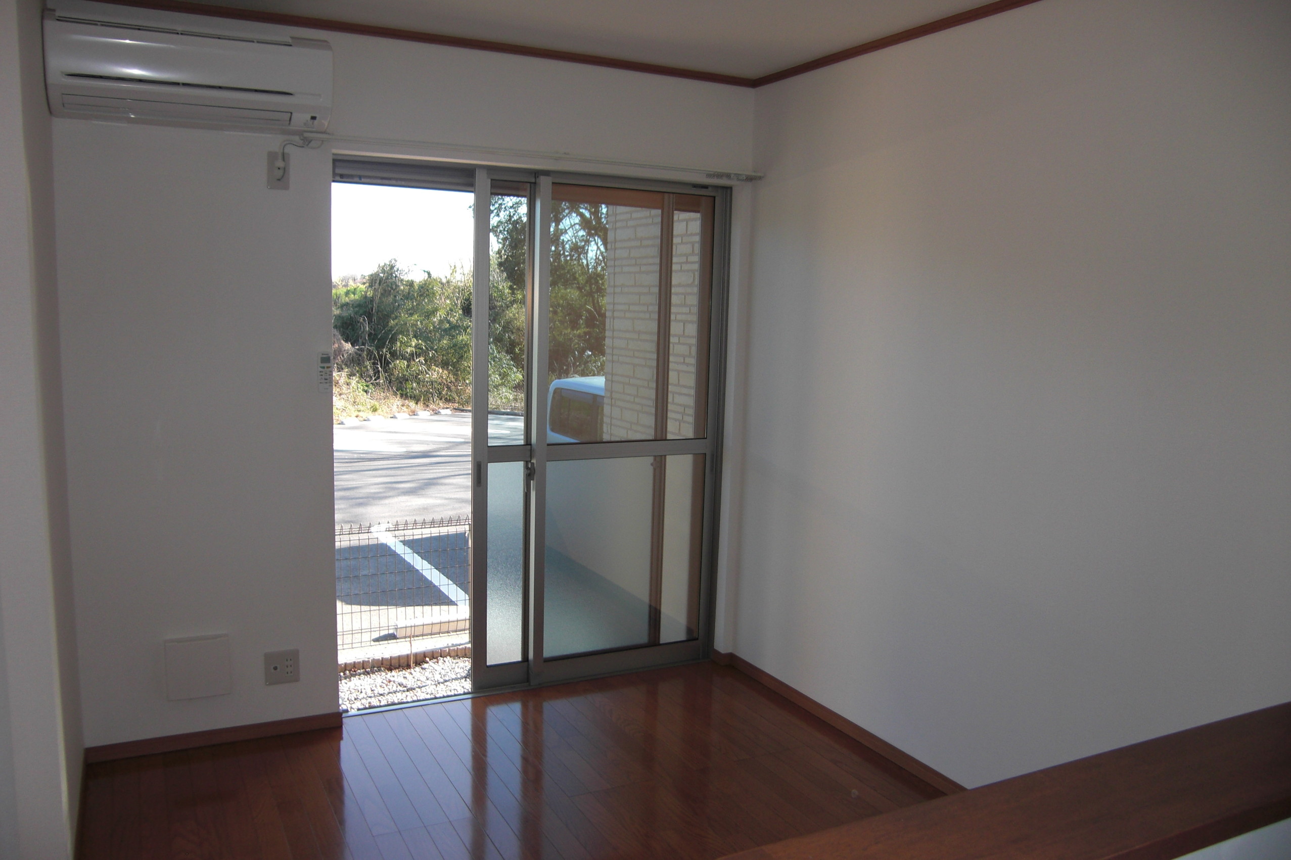 居室・リビング　南向きリビングで陽当たり良好です。