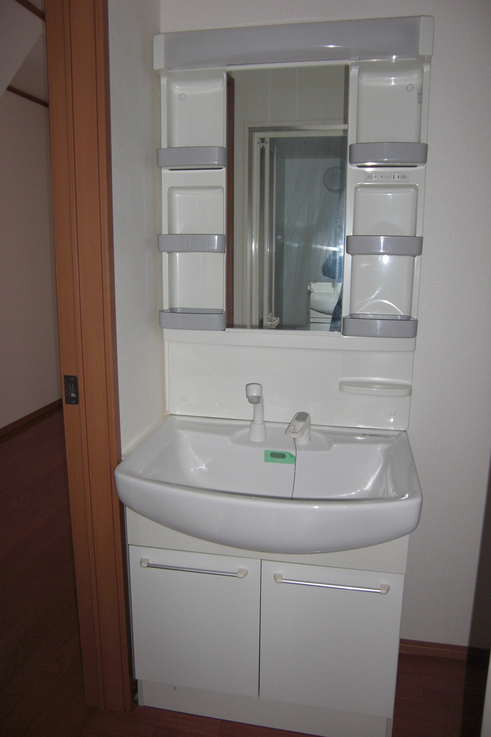 洗面設備　シャワードレッサー付きで忙しい朝に便利です。