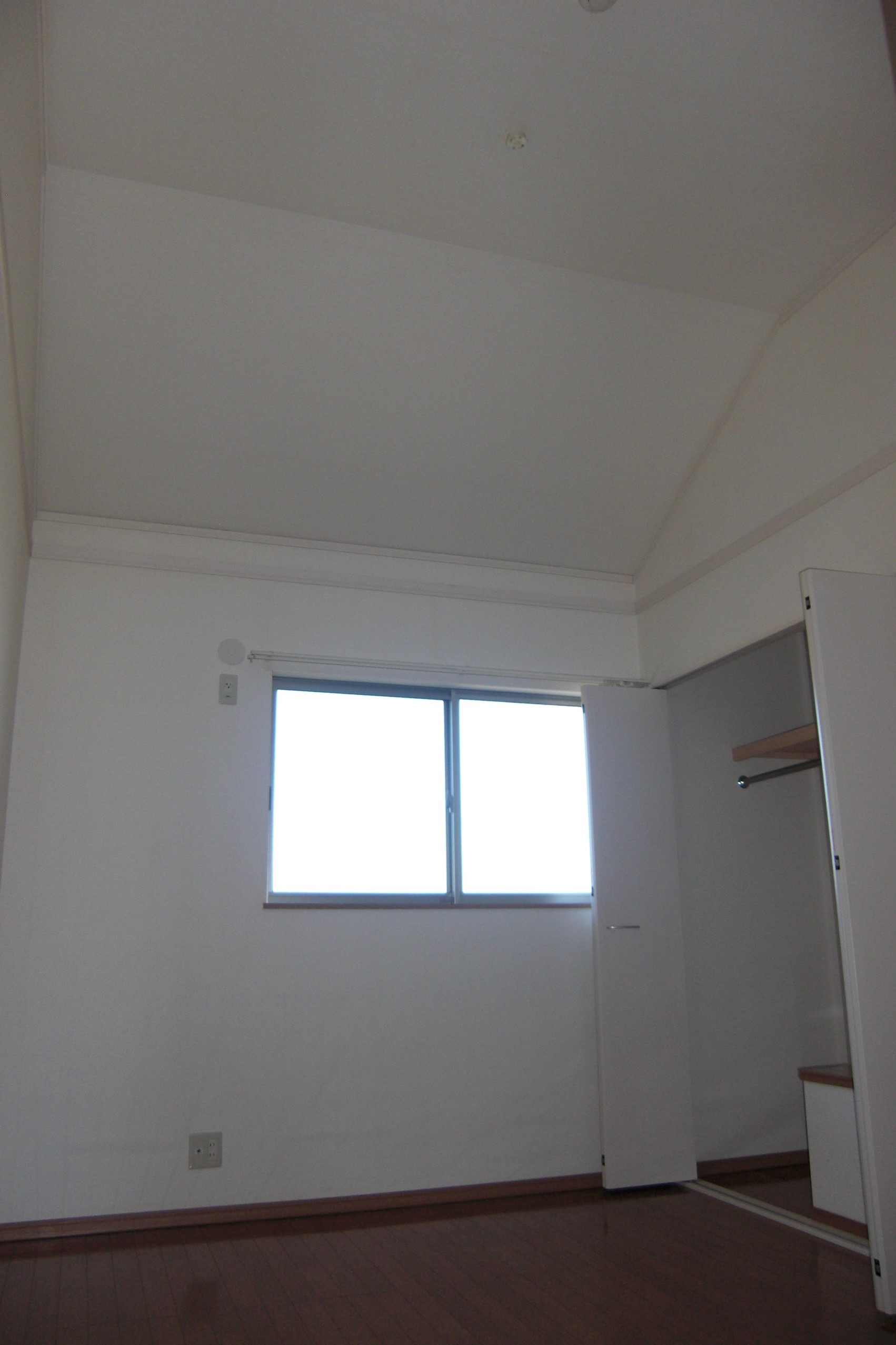 その他設備　天井が高く、広く感じます！天井窓があり明るいですよ！