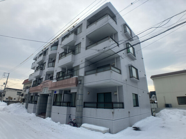 札幌市東区北三十五条東のマンションの建物外観