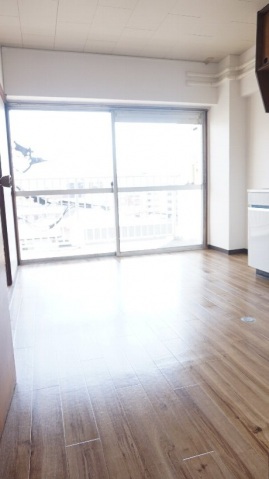 居室・リビング　同物件別室