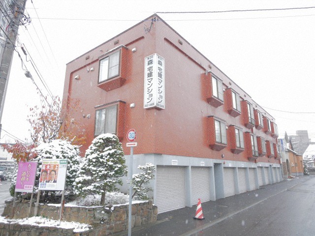 札幌市豊平区福住三条のアパートの建物外観