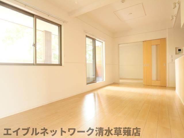 居室・リビング　こちらのリビングで趣味の時間をお楽しみください