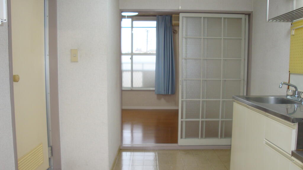 その他部屋・スペース　ガラス扉で仕切れる1Kタイプの室内になっています。