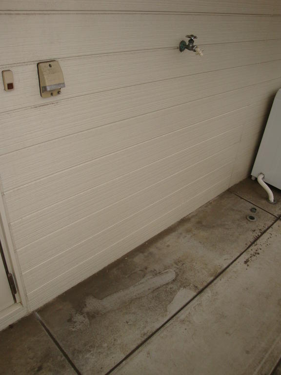 その他　洗濯機置場は通路にあります。