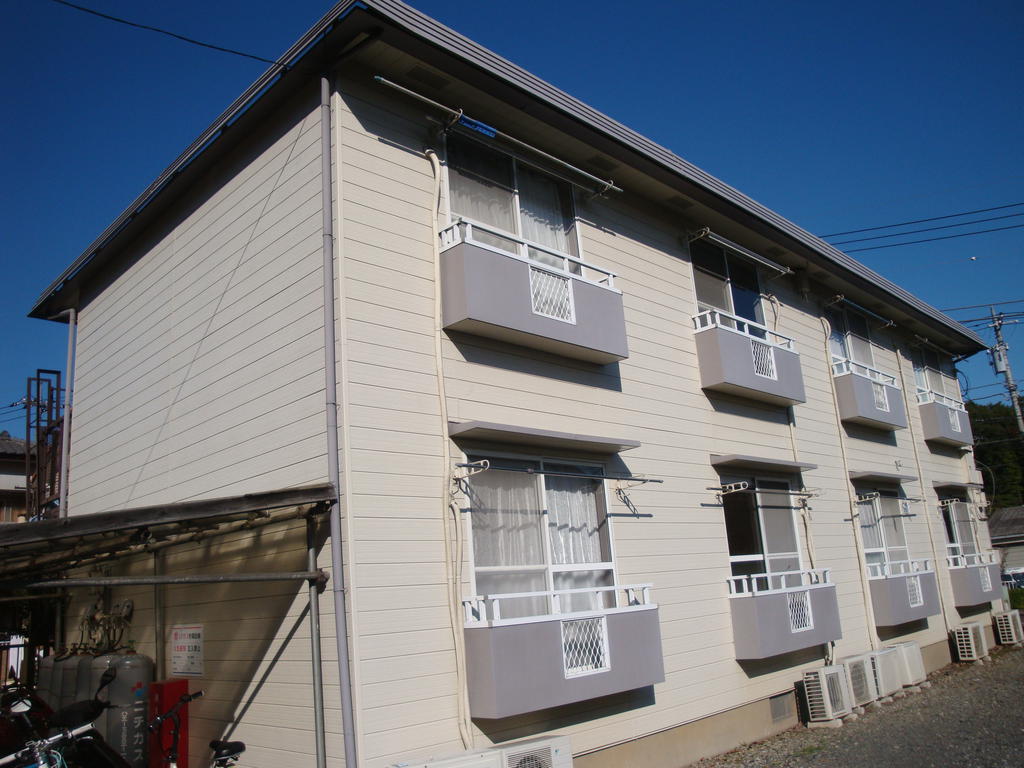 建物外観　「ヒルサイド・ヴィラ」は、東向きの2階建ワンルームです。